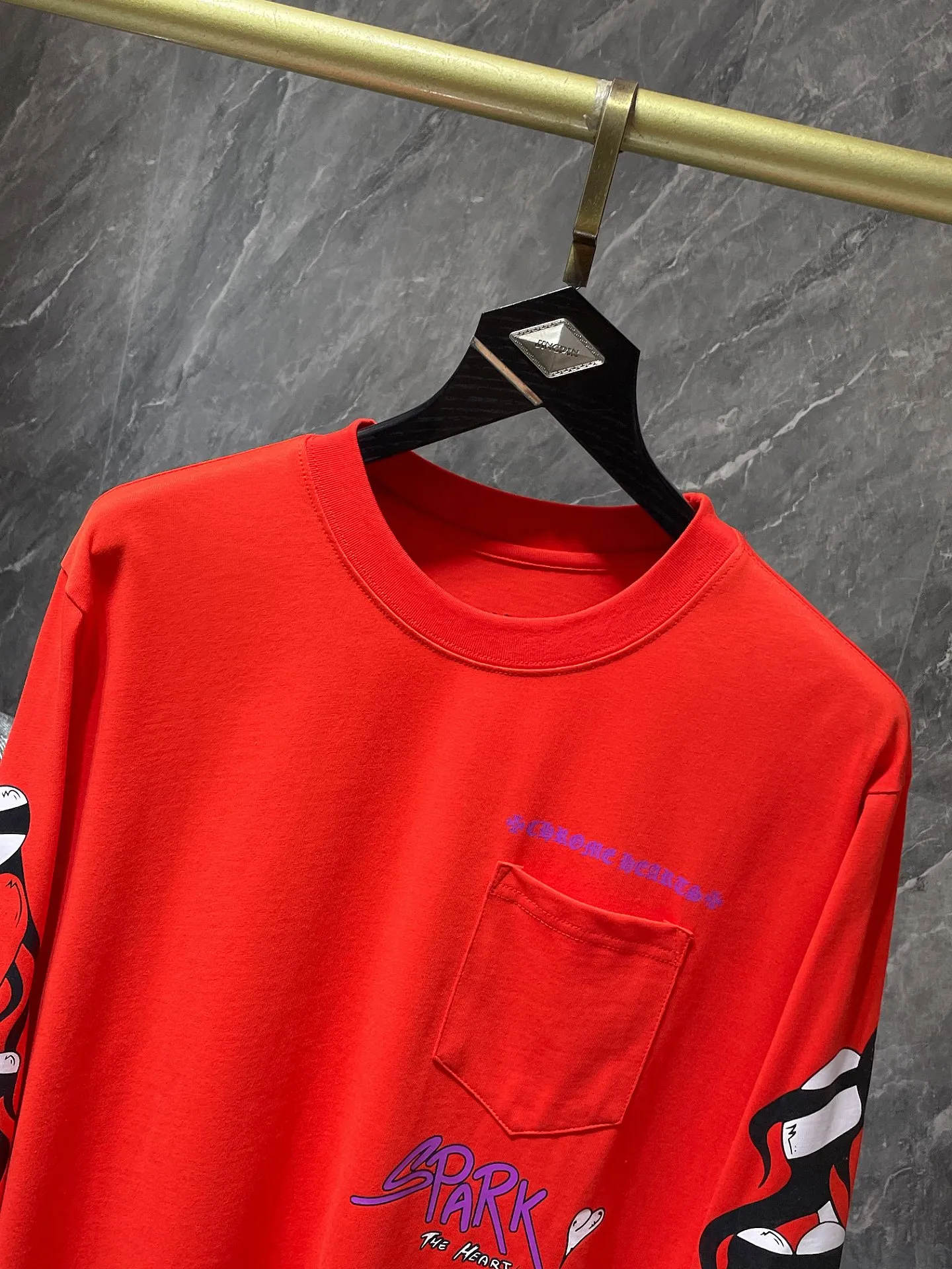 P160 Chrome Hearts 🍁Long T Series🍁 Available simultaneously at counters Chrome Mattyboy graffiti flame love long T specially customized original 1:1 high weight comfortable fabric Recommended color: customized red Size: S, M, L, XL